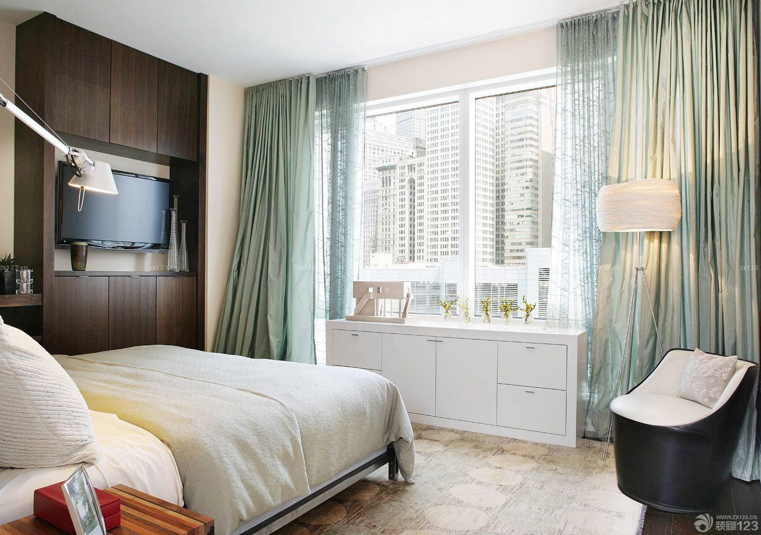 小型卧室绿色窗帘设计装修效果图片