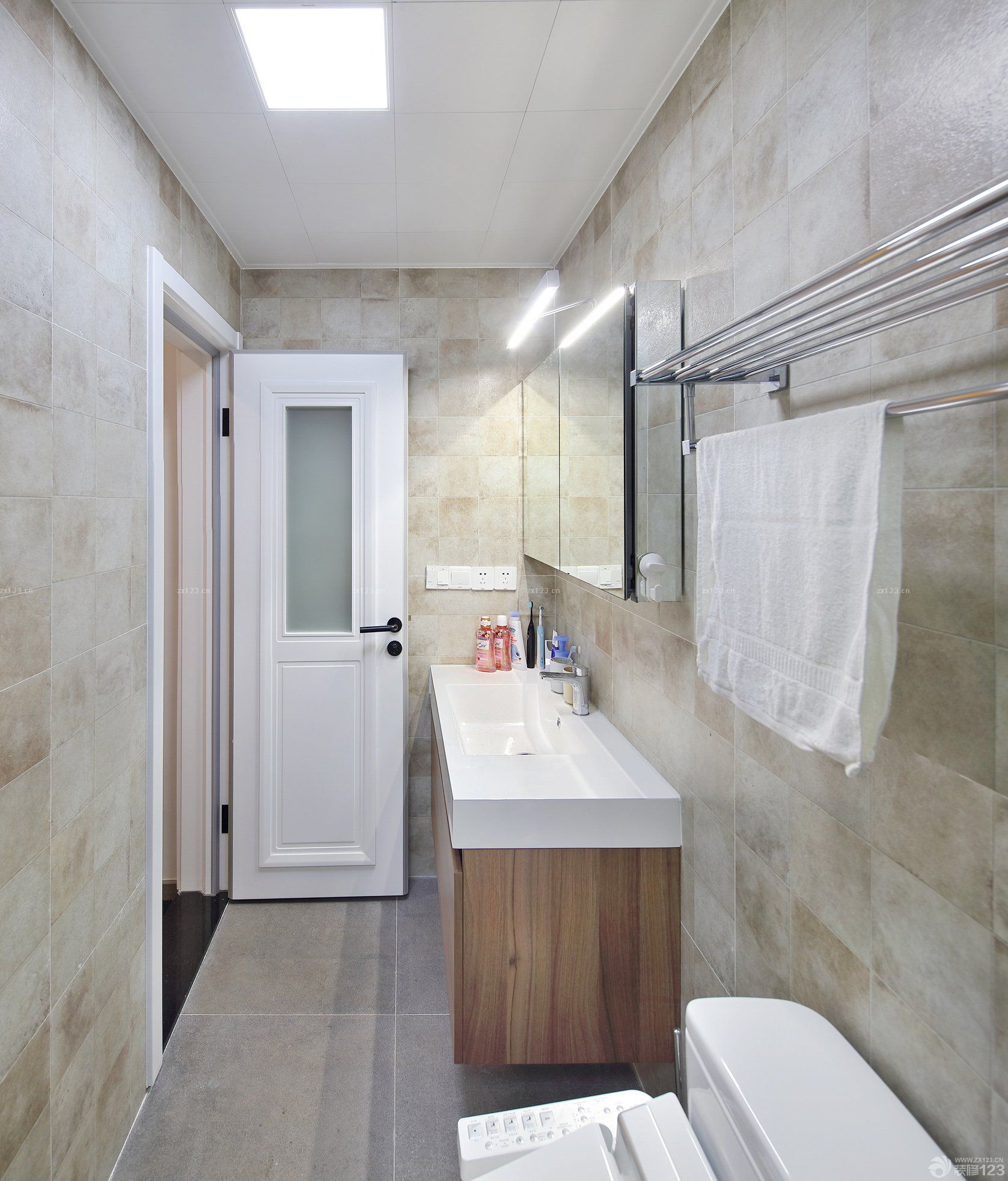现代风格室内卫生间墙砖装修效果图片